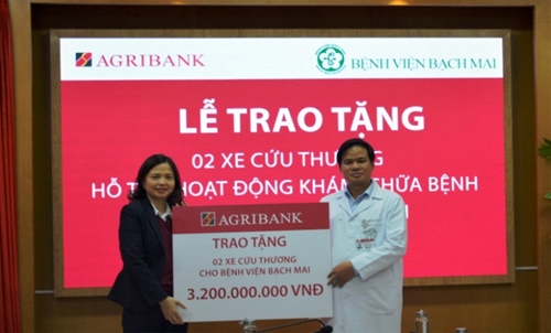 Agribank chi nhánh Nam Hà Nội trao 2 xe cứu thương tặng Bệnh viện Bạch Mai